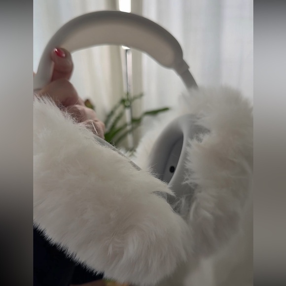 Air Pod Max Faux Fur Covers Ear Muffs Look - Picture 1 of 6